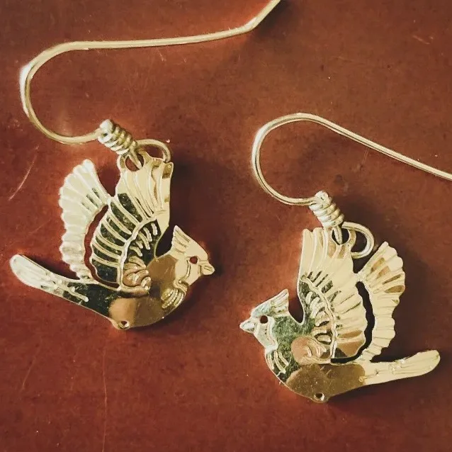 Wild Bryde Cardinal Earrings Full-Body, Landscape, Hallmark Photo - Unofficial Wild Bryde Collector's Guide