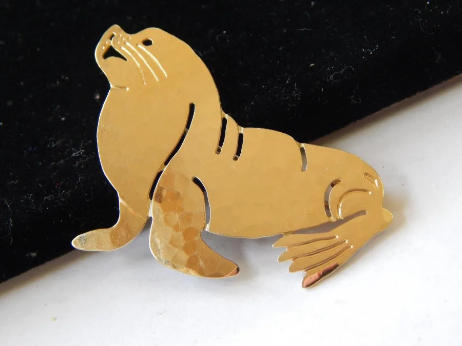 Wild Bryde Sea Lion Brooch Full-Body, Whimsical, Theme Overlap - Unofficial Wild Bryde Collector's Guide