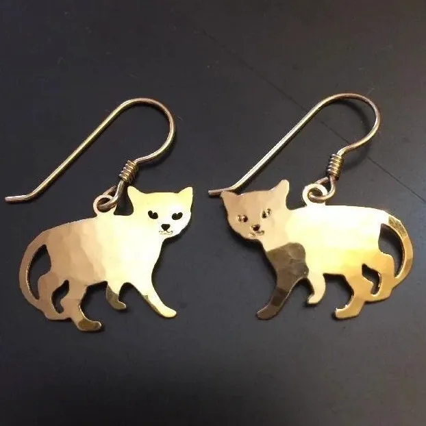 Wild Bryde Kitten Earrings Full-Body - Unofficial Wild Bryde Collector's Guide