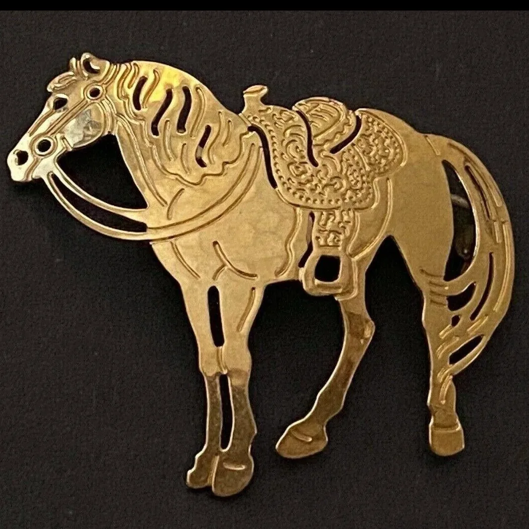 Wild Bryde Horse Brooch Full-Body, Hallmark Photo - Unofficial Wild Bryde Collector's Guide